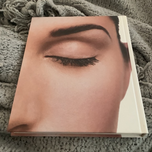 BOBBi BROWN BEAUTY Book - Picture 3 of 3